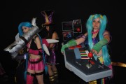 japan_expo_2015_stand_league_of_legend_riot_games_cosplay_jinx_sona