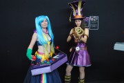 japan_expo_2015_stand_league_of_legend_riot_games_cosplay_sona_caitlyn